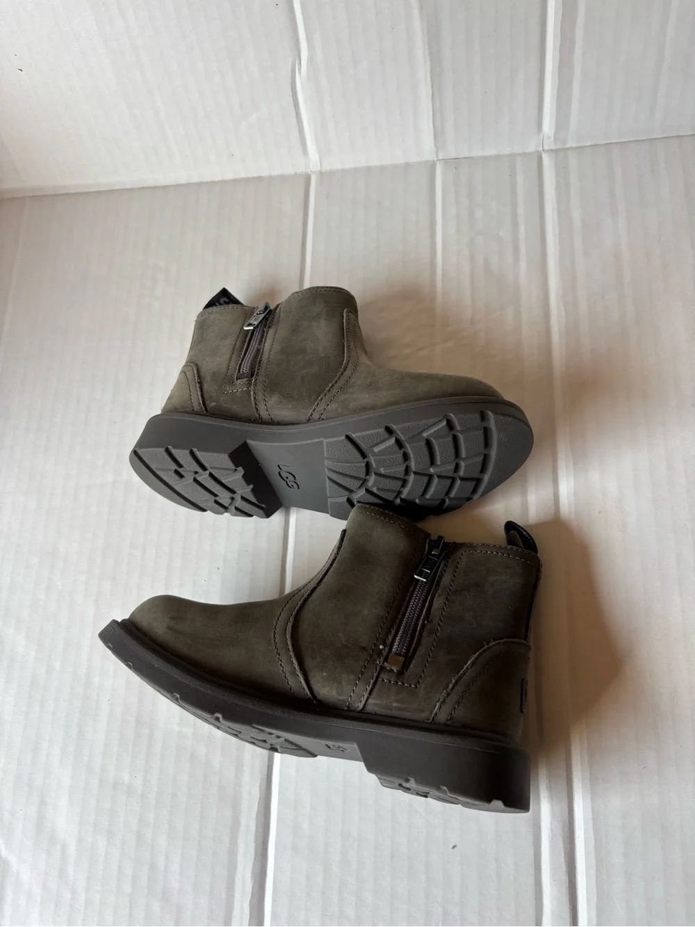 UGG Kids Bolden Chelsea Side Zip Boots Size 11 Toddler